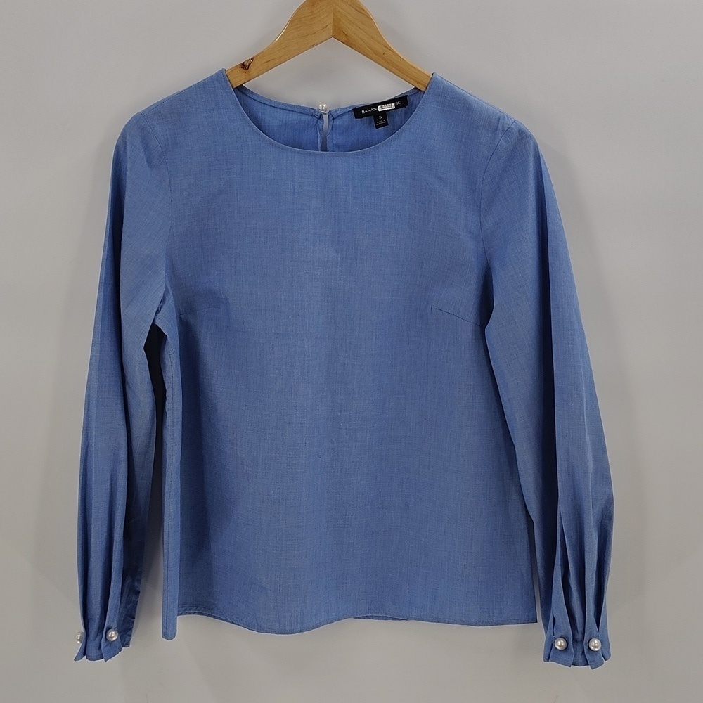 Banana Republic Blouse Size Small Light Chambray Blue Pearl Cuffs Long Sleeve